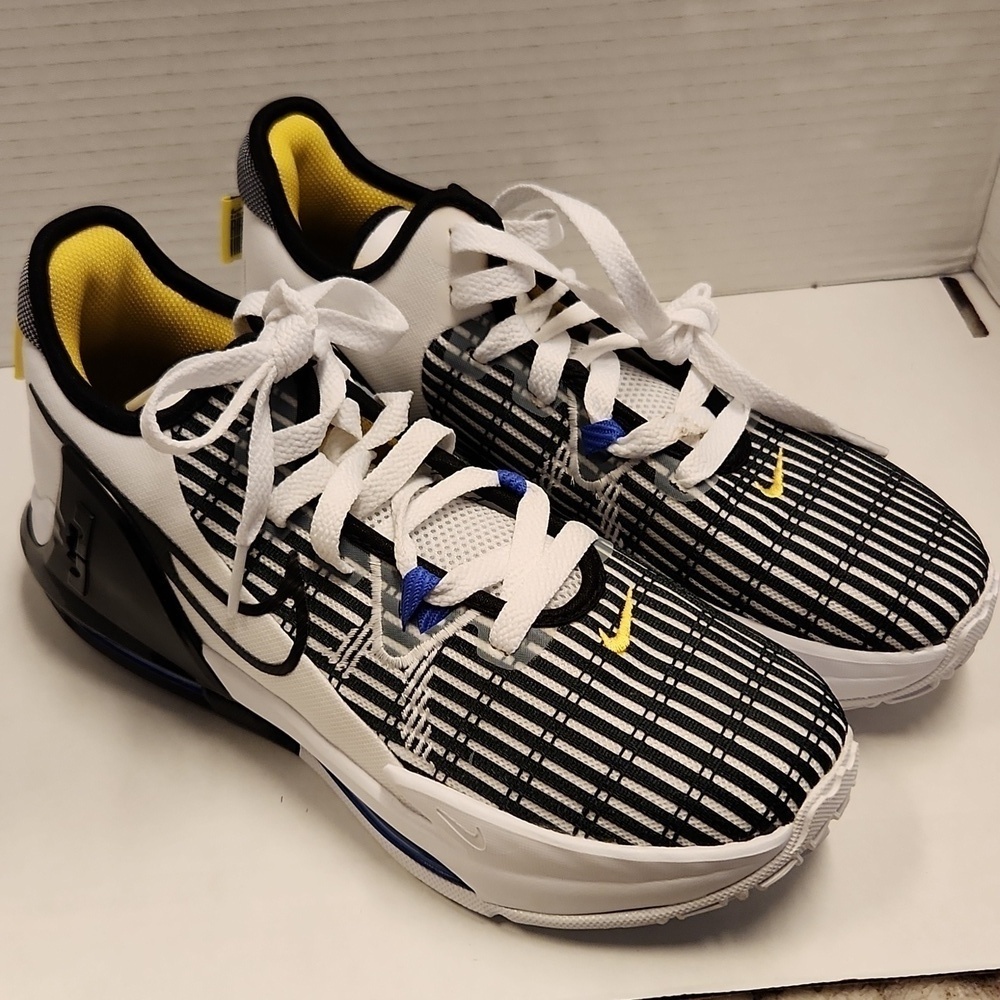 LeBron James Witness 6 Nike Shoes Size 7Y New No Box Has 2 Marks